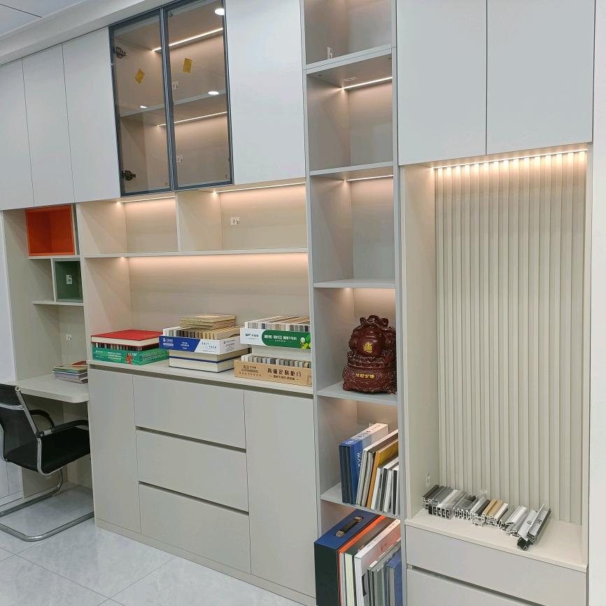 米兰壁纸。欧普吊顶。窗帘