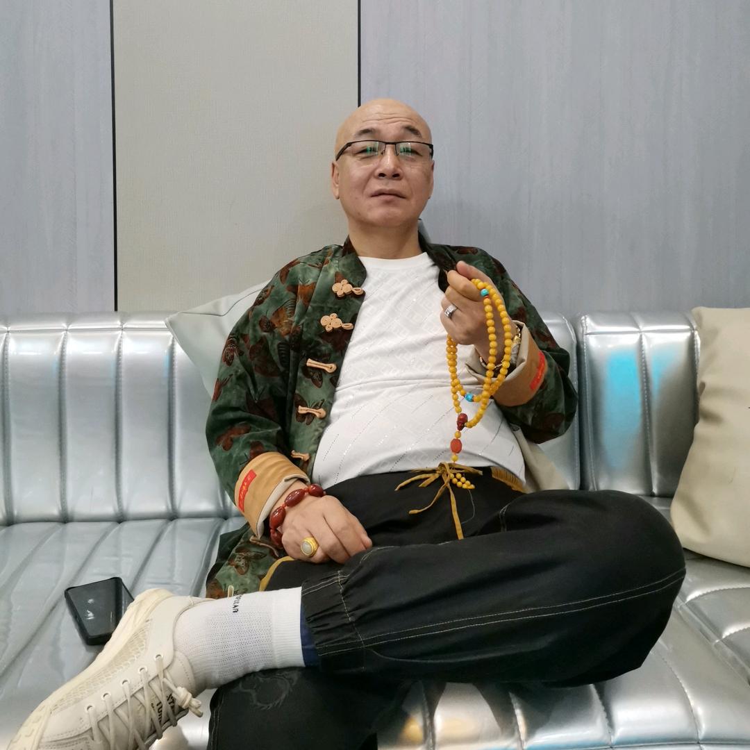 开KTV的小老头