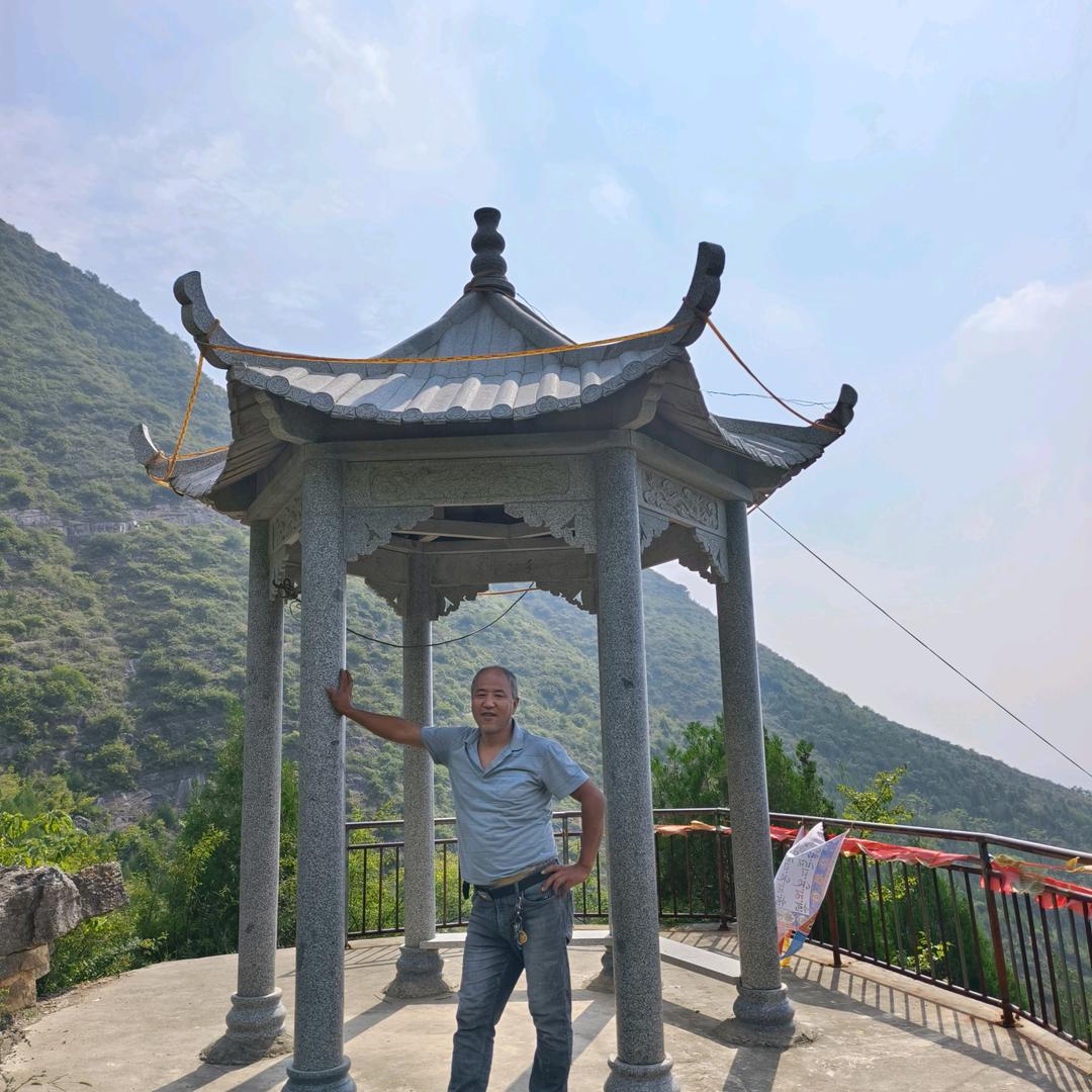 强字专业铺地板上