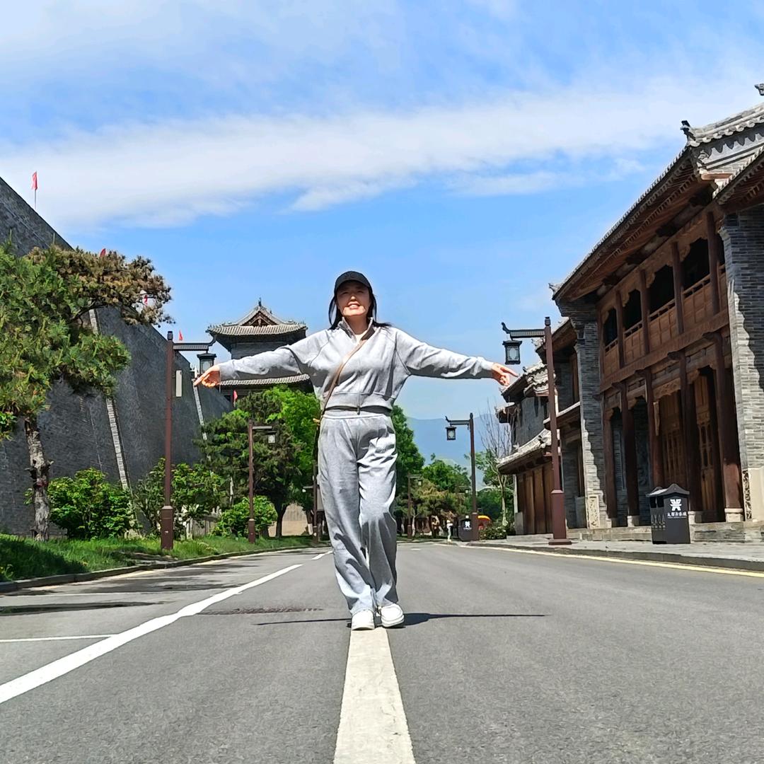 低头浅笑保持微笑