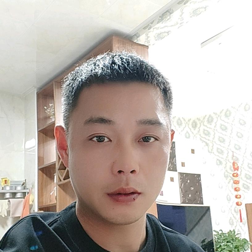 90后卖猪肉的小伙