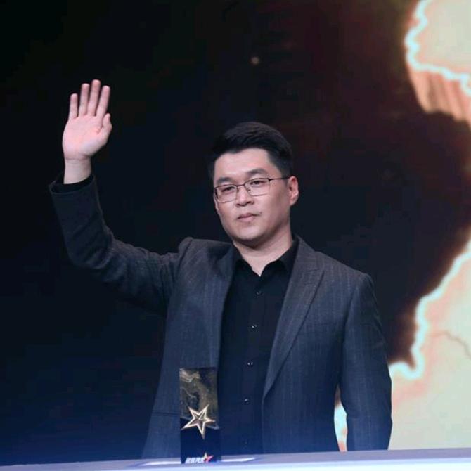 爱穿花衬衫的老赵