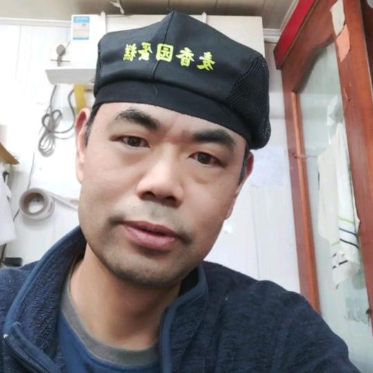 阿春来了（书籍在橱窗）