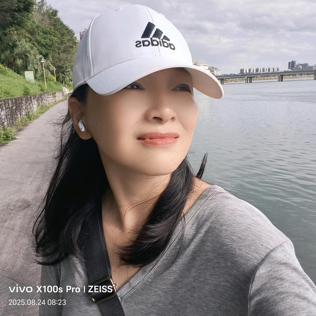 伊 莲