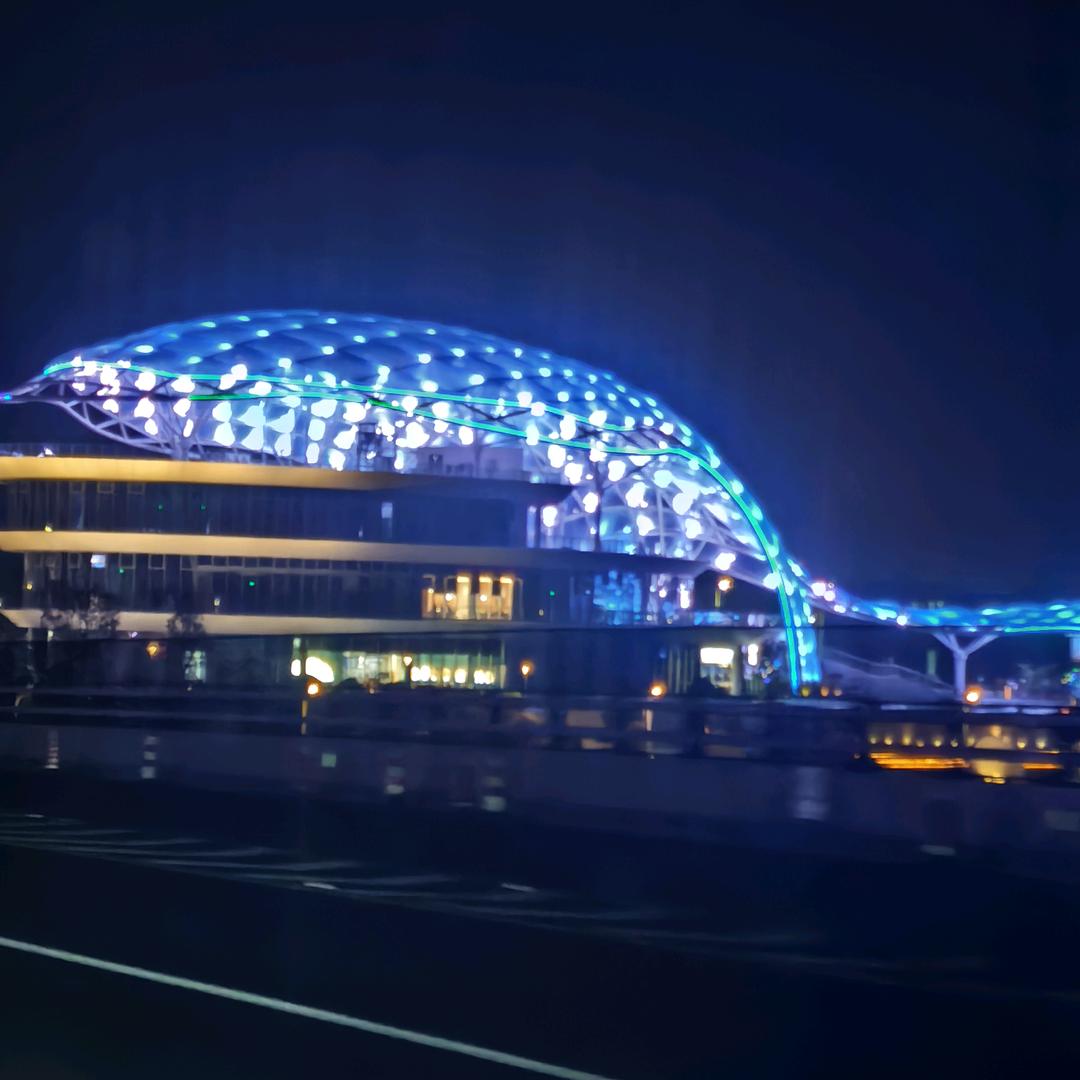 雨下的路都湿了