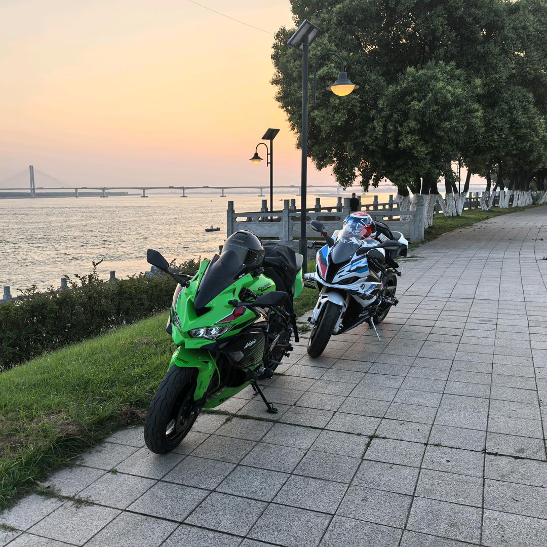 骑摩托打台球