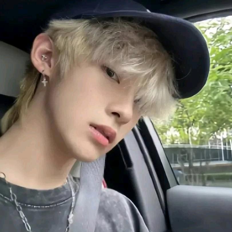 骑母蟑螂过马路-.