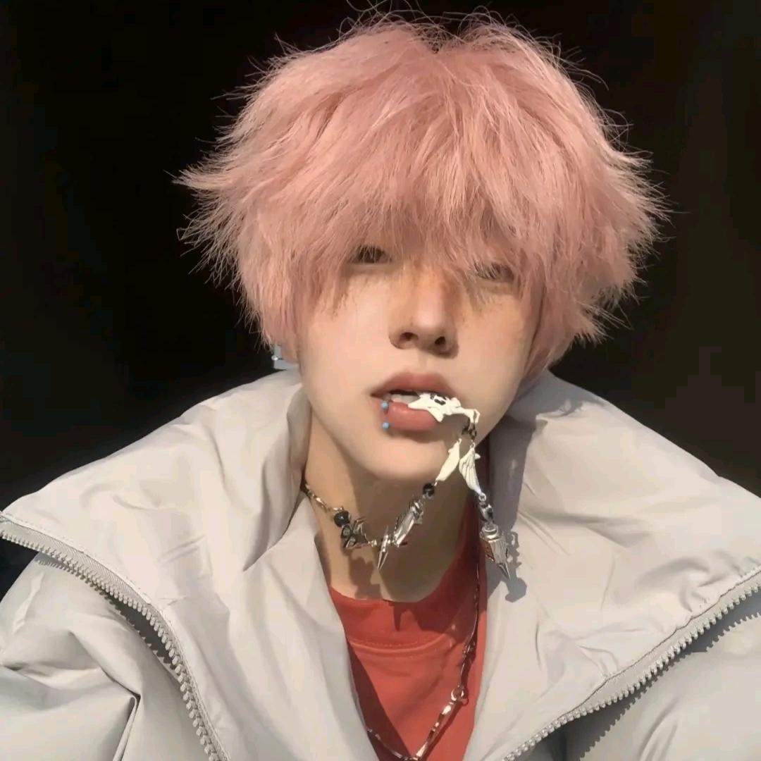 嘴角的笑丶掩饰心里的伤