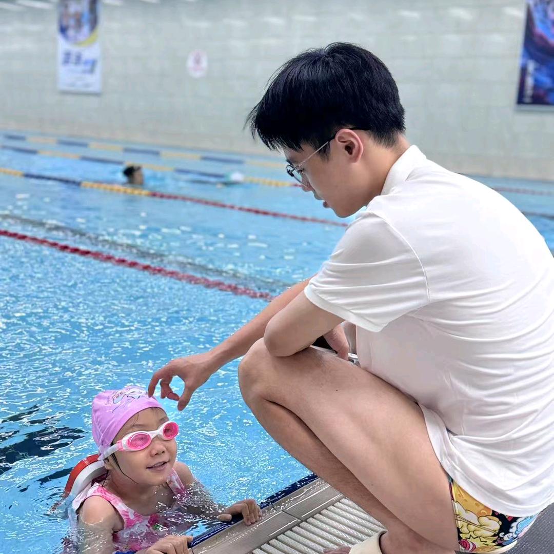 途睿游泳范教练