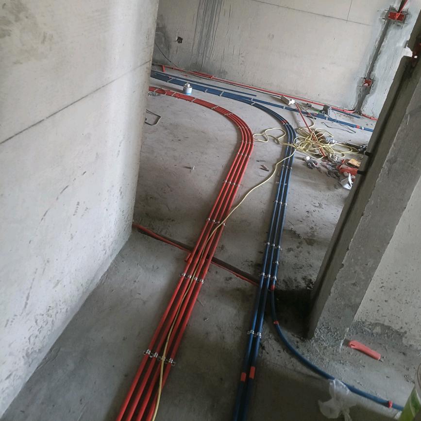 宿迁水电（砸墙，上材料）