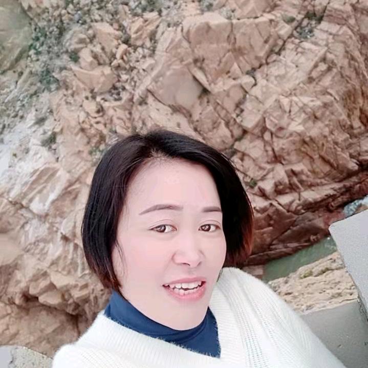 周芳。