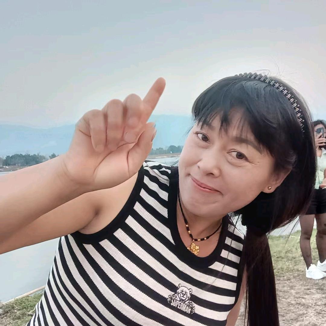 小何姐