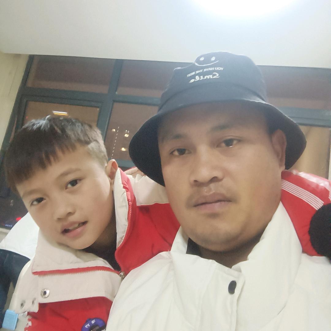 单亲爸爸金蛇报喜