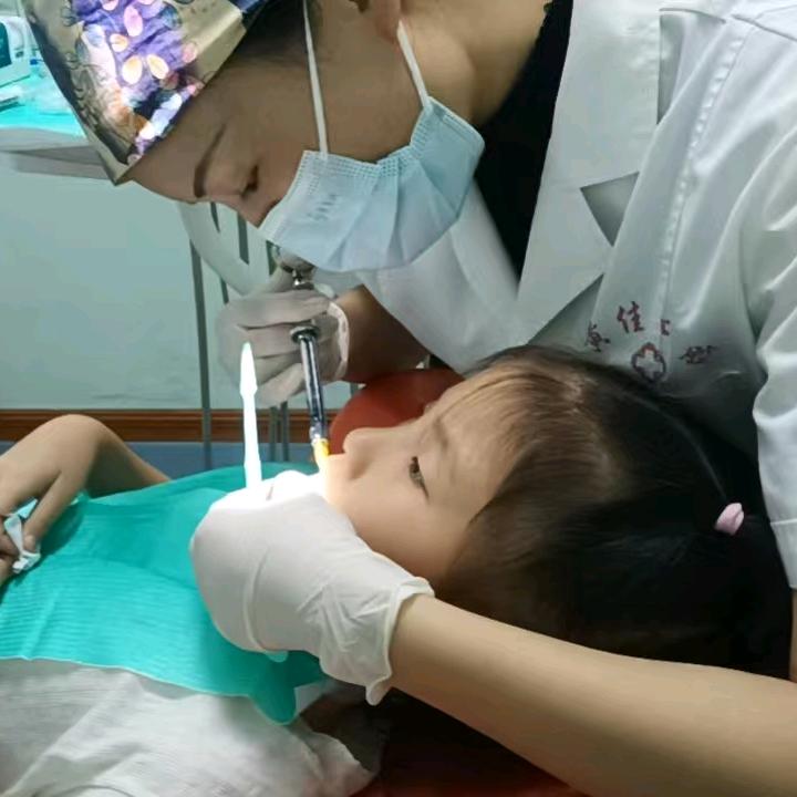 黄佳