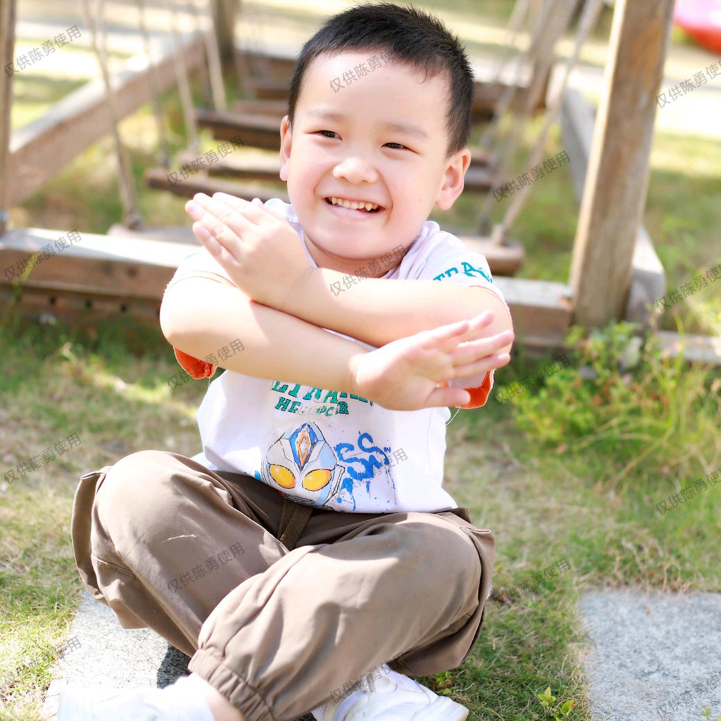 踩着高跷看矮子