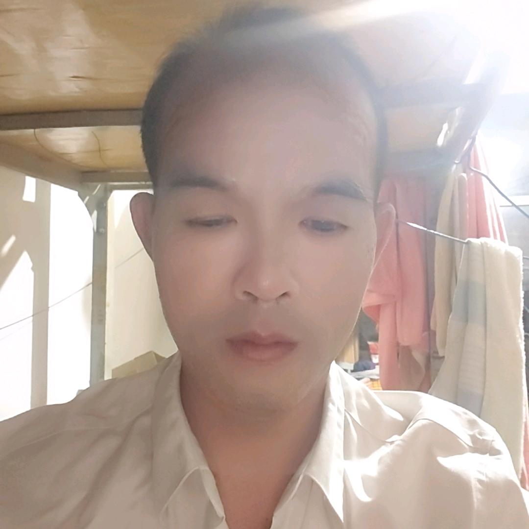 狼群里的小羊。