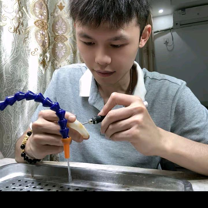 翡翠雕刻手艺人阿财