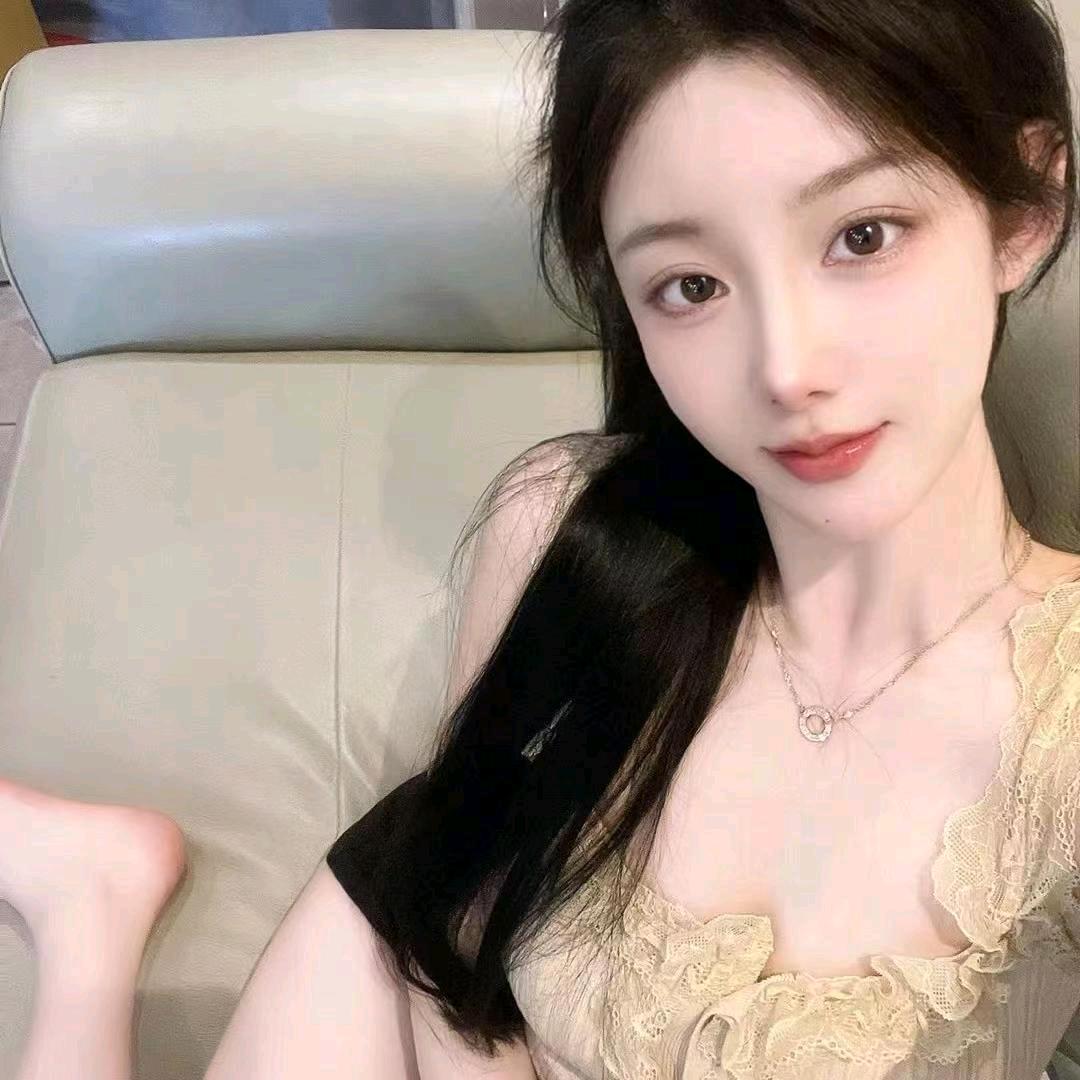 肚肚宝贝打雷了。