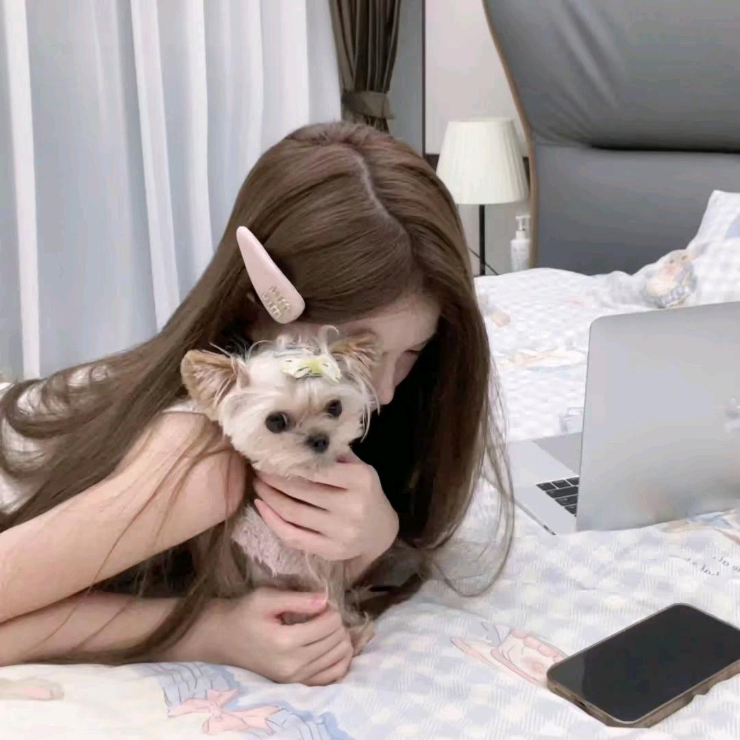 58岁性感母蟑螂狂抽18岁男模屁股