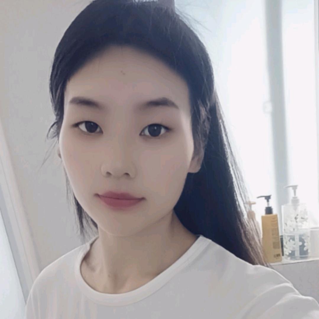 她留长发了