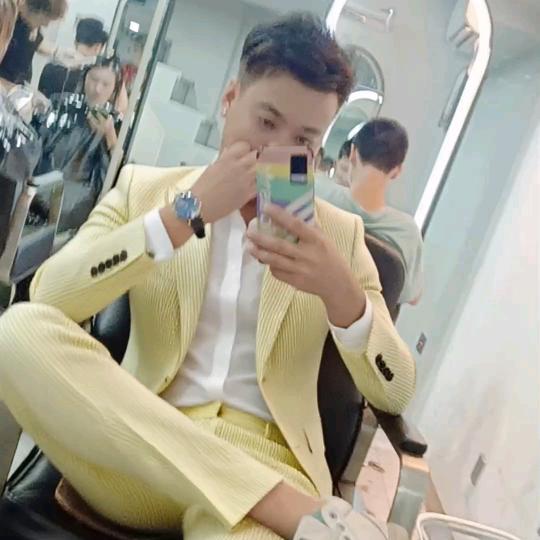 斜刘海遮住右眼角的泪