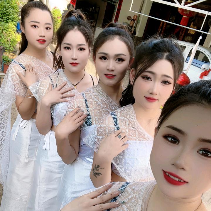兴义坪东坝美网红花灯队青青