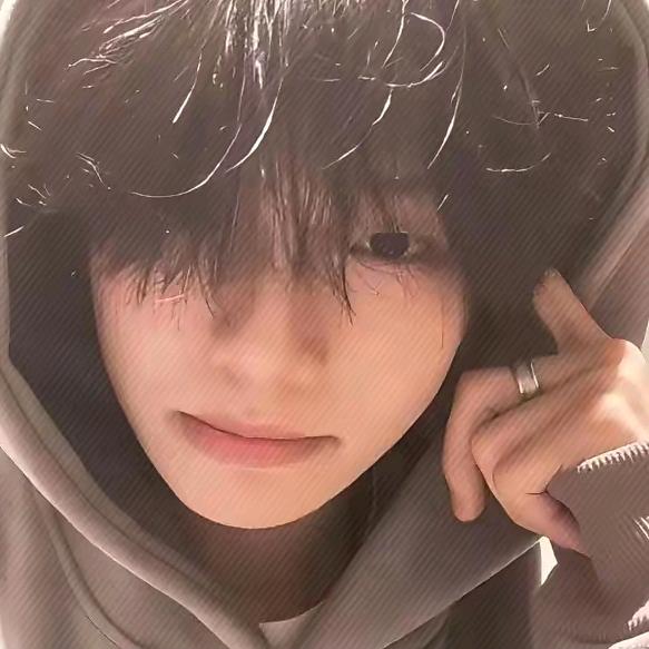 骑七旬老太过马路被她老相好看到拿着拐杖追