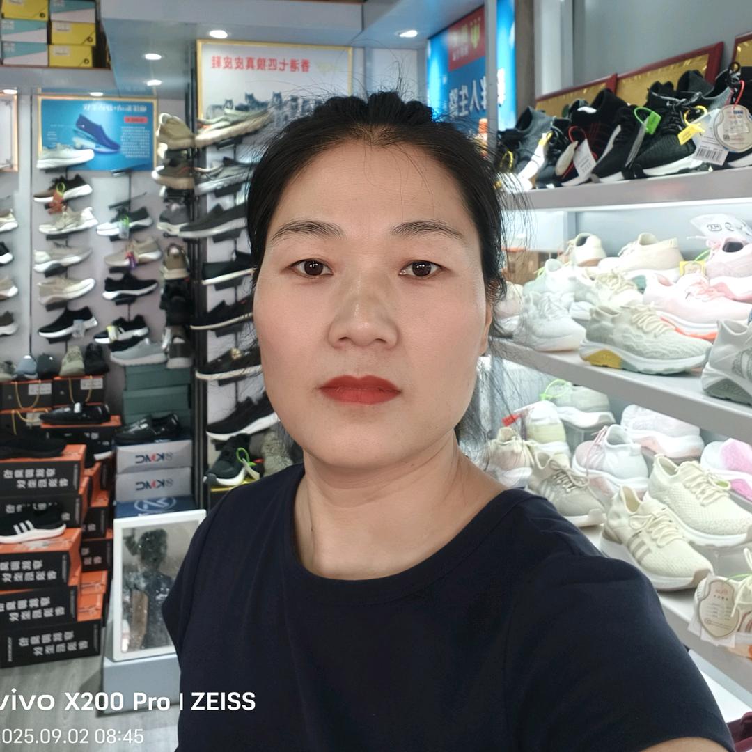 扶沟《伊望奇潮鞋》