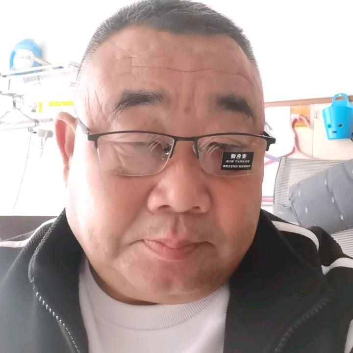 小眼睛👀的笨男人
