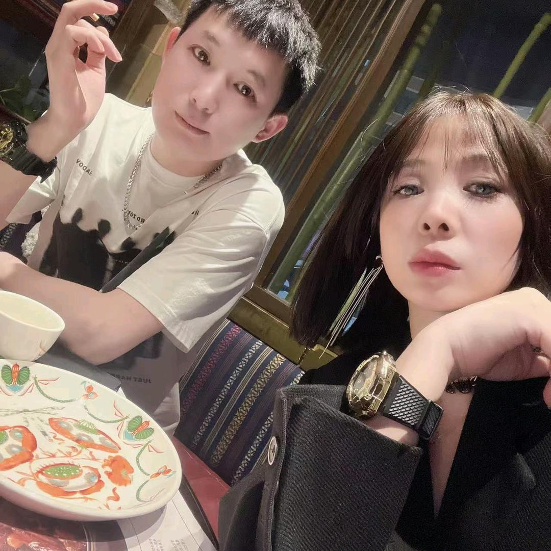 冯月家潮牌男装店