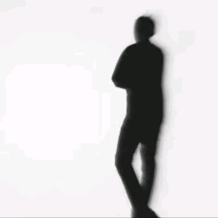 ᅠᅠᅠᅠ小李不爱笑.