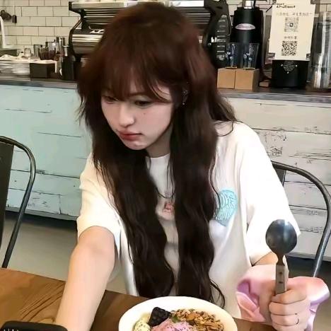 玩泥巴的小女孩