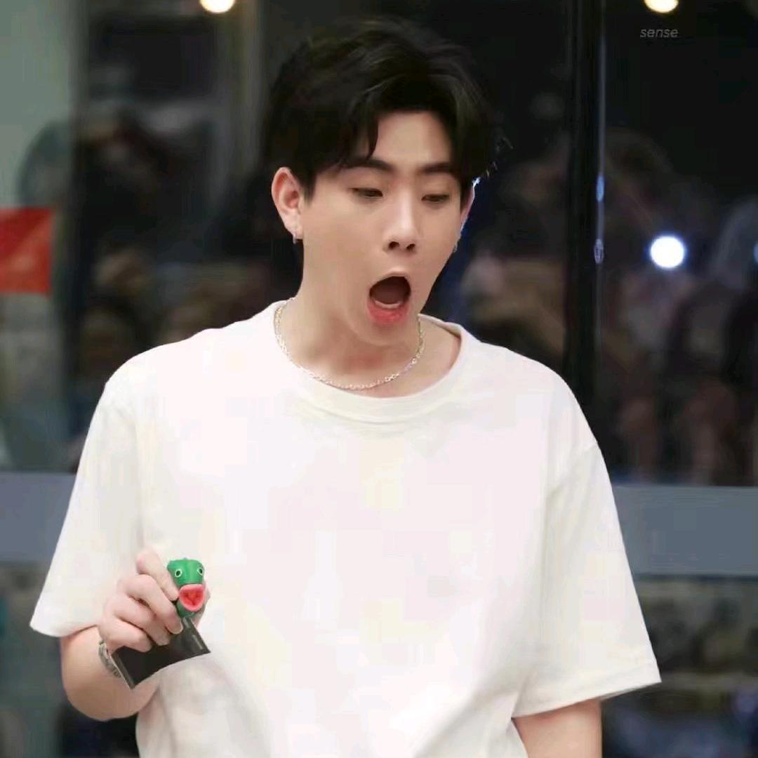 王也爱喝白开水