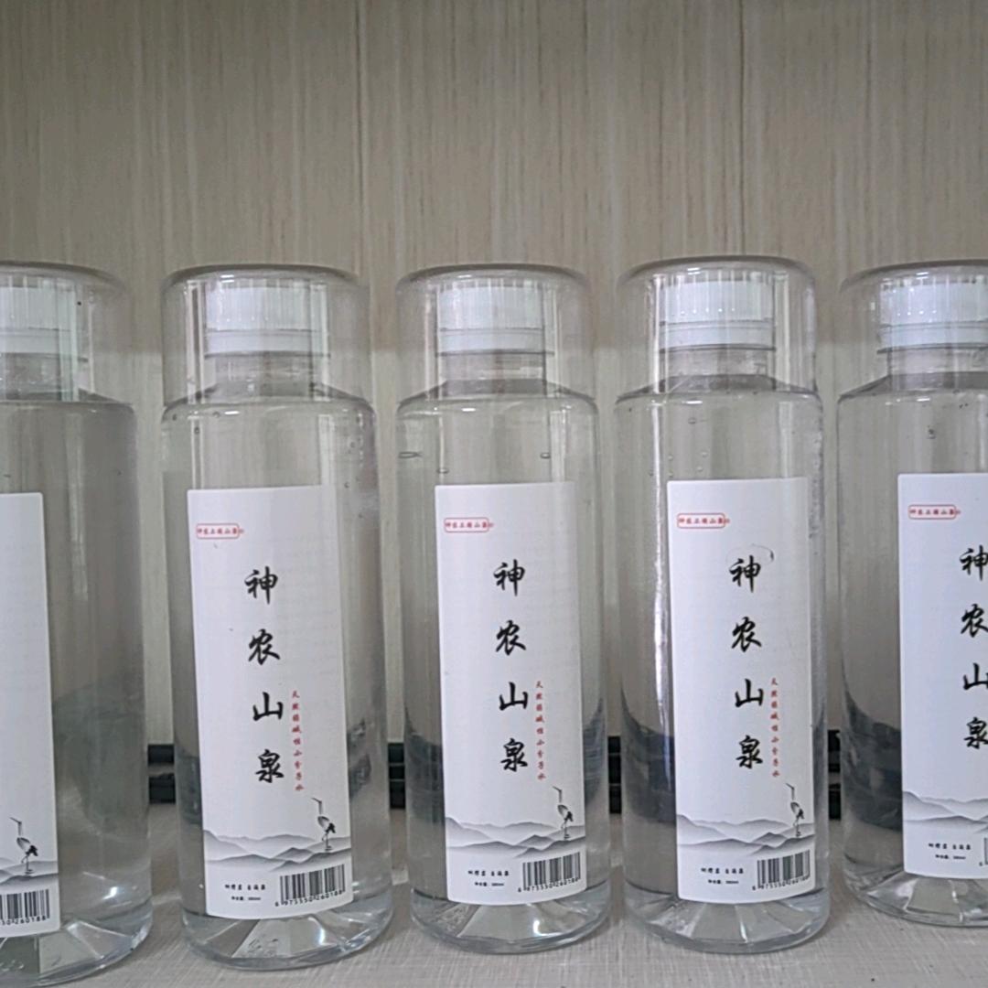 树撑岩天然弱碱小分子水；神农山泉入口即柔
