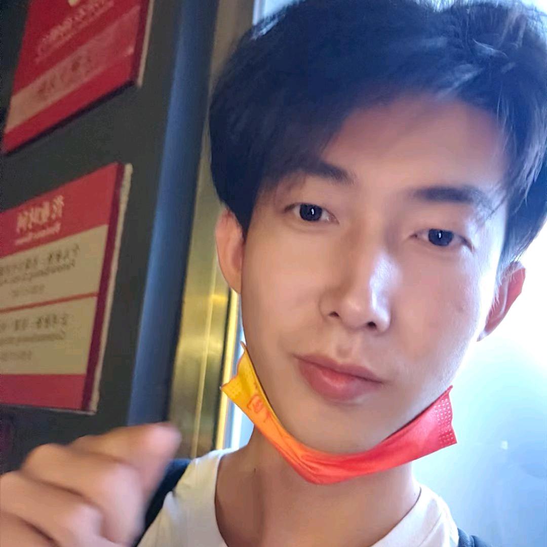 活蹦乱跳滋滋