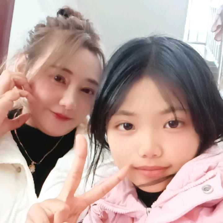 自由飞翔的燕子