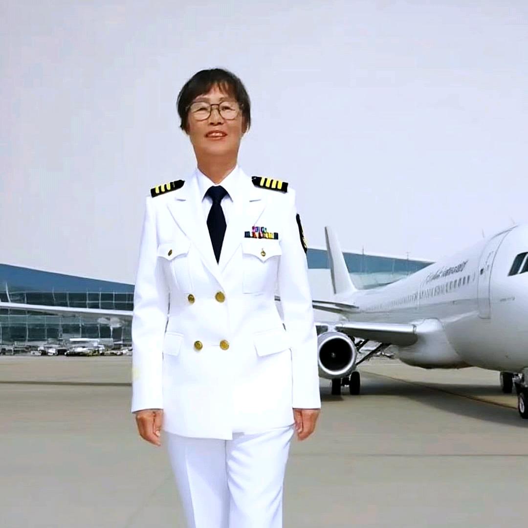 瞧！这老太太。