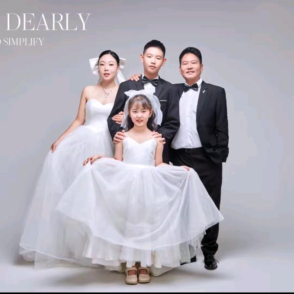 鑫，魏晨服饰《阿虎》