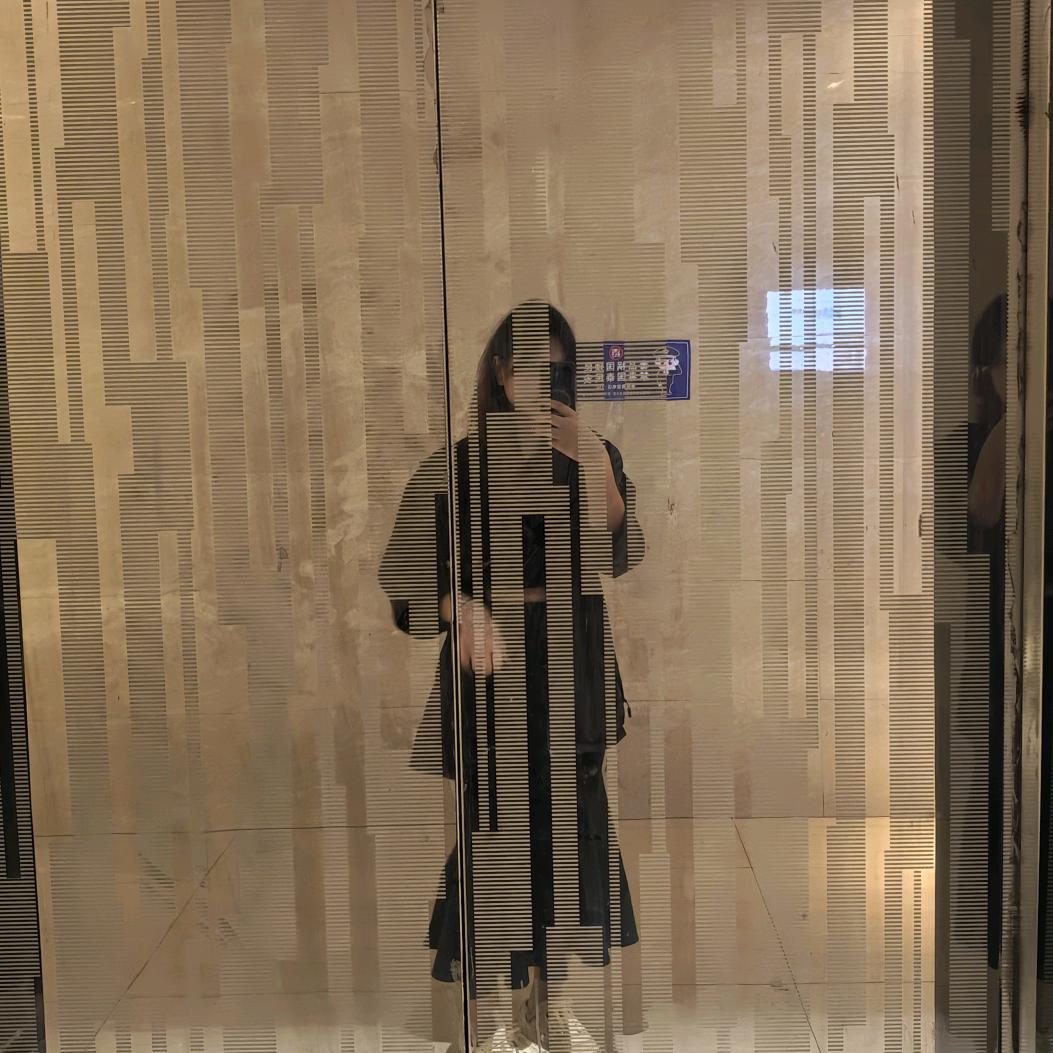 思思大步向前走