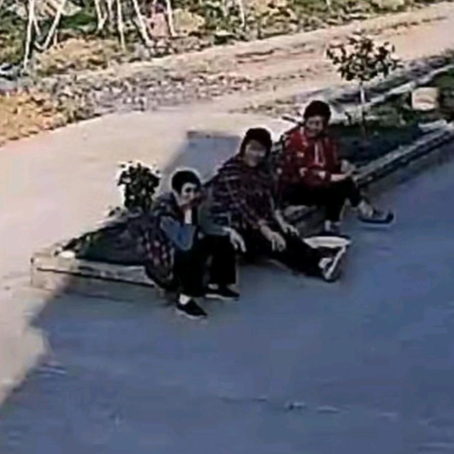 妈妈月光之下