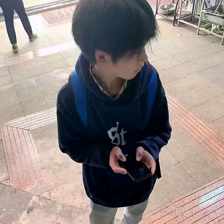 铭天吃汉堡