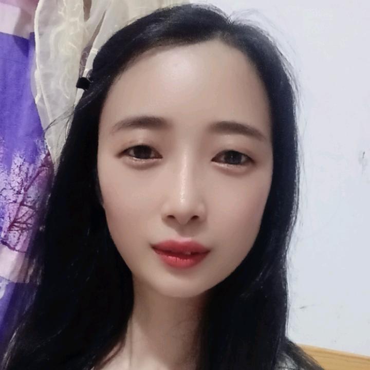 用微笑掩饰心里的创伤