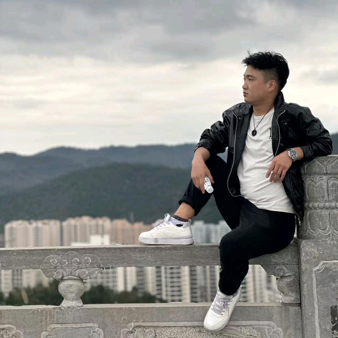 爱骑机车的小白