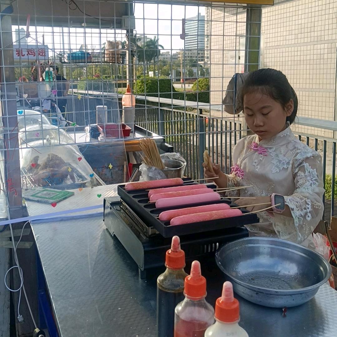 卖烤肠的小女孩