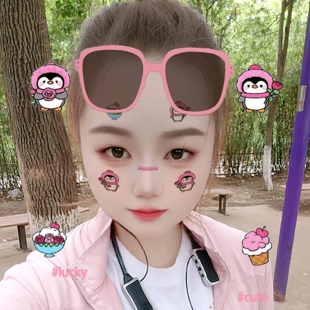 向着太阳炫耀的女人