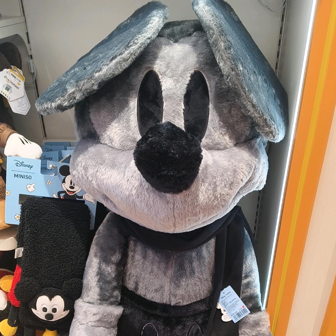 𝘦𝘮𝘣𝘳𝘢𝘤𝘦