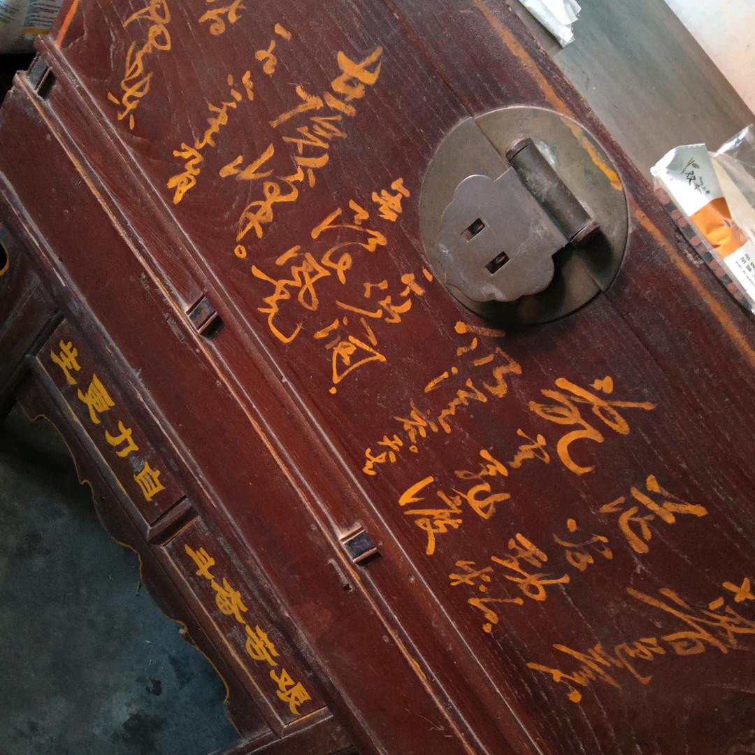 旧衣服，旧家具，家电空调。