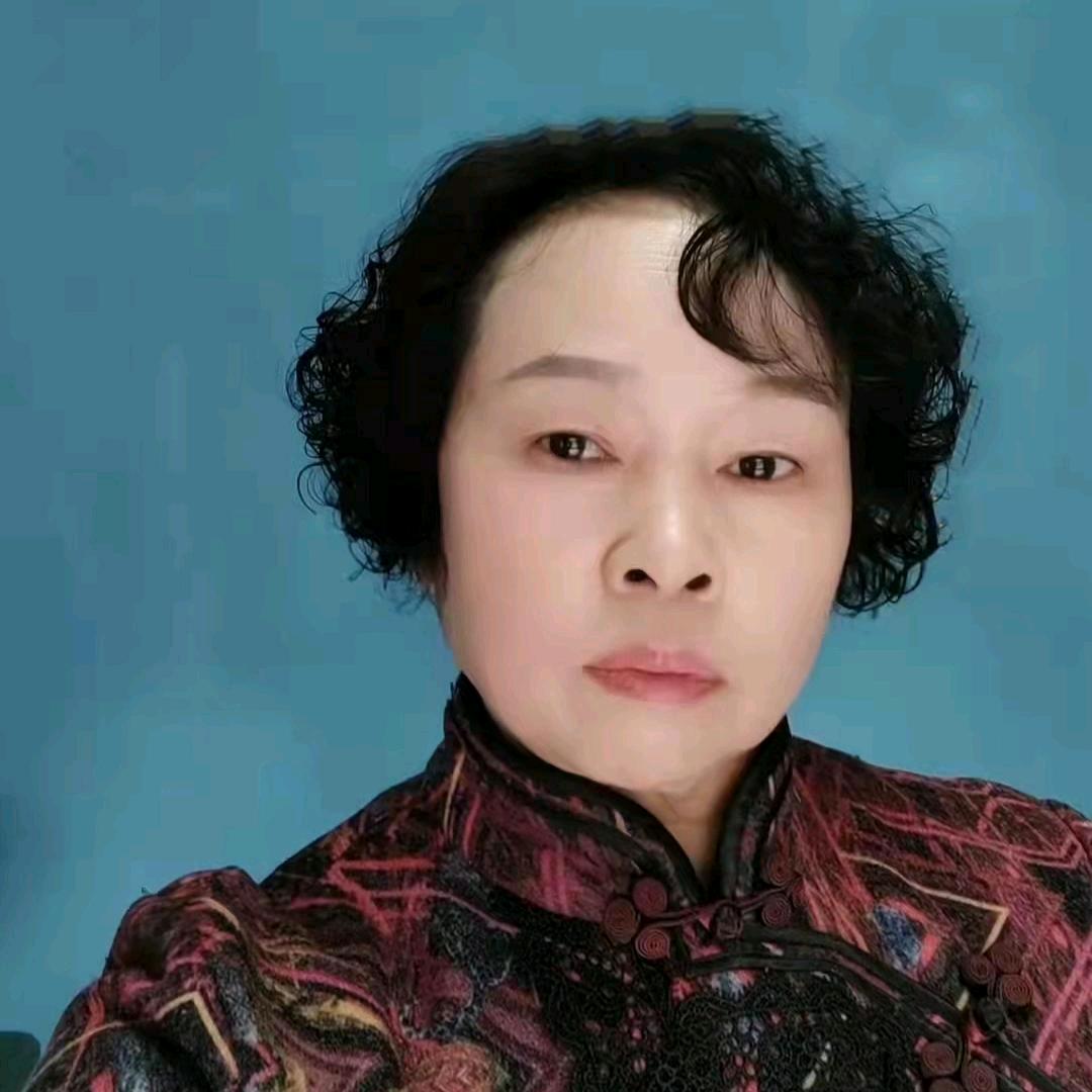 爱穿旗袍的大姐