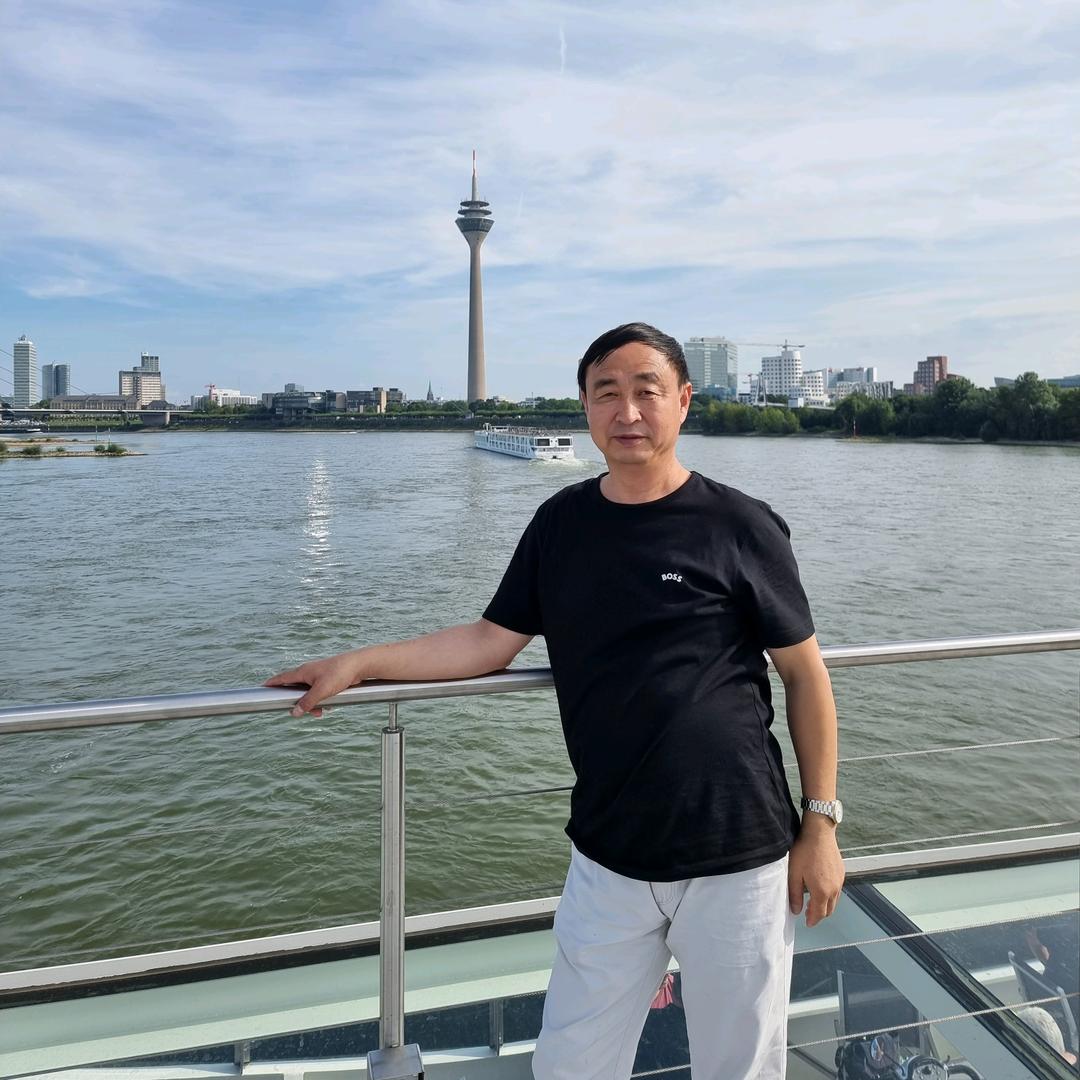 萨瓦自行车山西总代吕根平