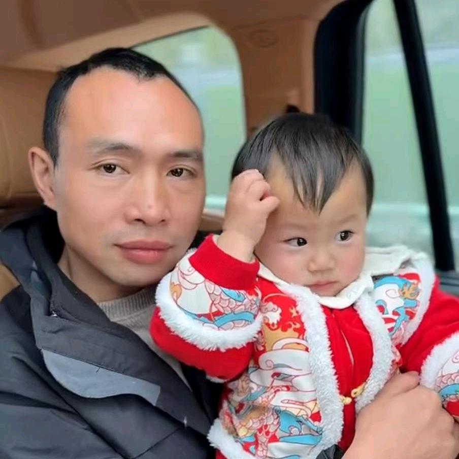 舅宠豆豆（乔治姑姑的弟弟）